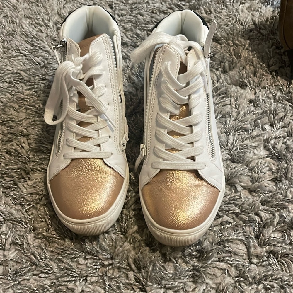 Size 10 women’s sneakers